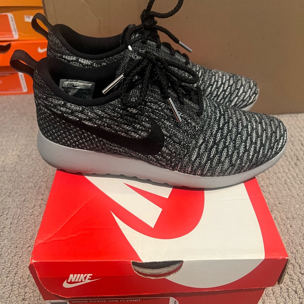 Nike Women’s Roshe One Flyknit Black Grey Knit Sneakers, Size 7.5